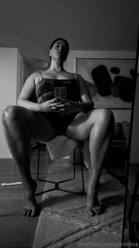 Giantessa art model picture