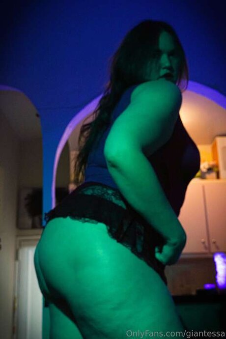 Giantessa xxx model image