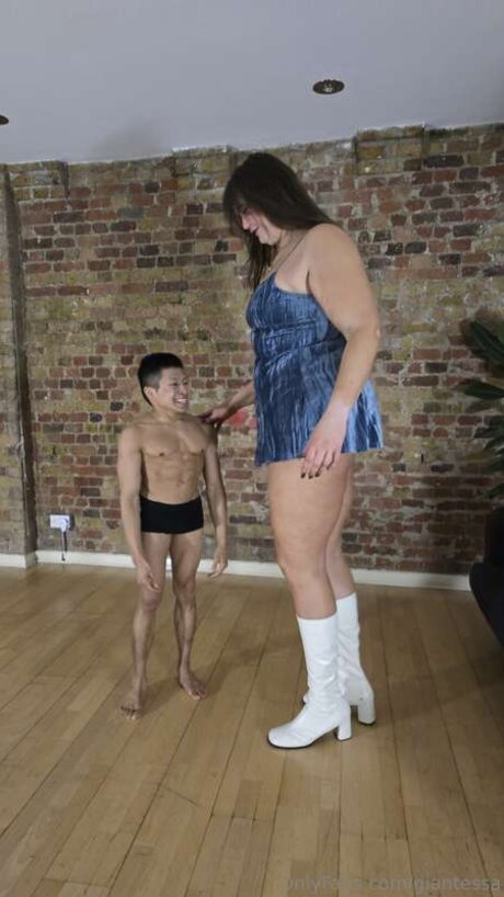 Giantessa erotic pornstar pic