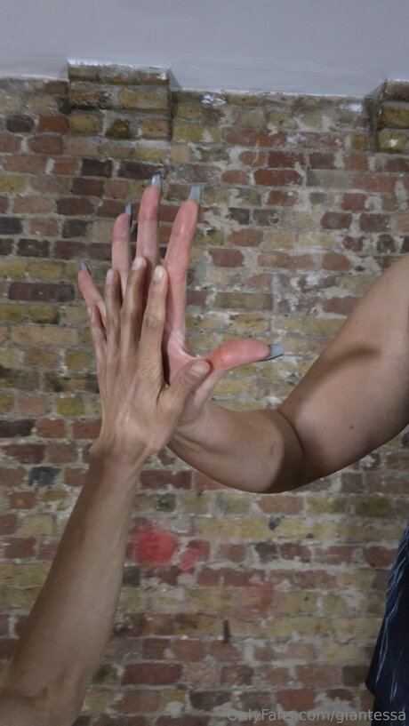 Giantessa xxx model image