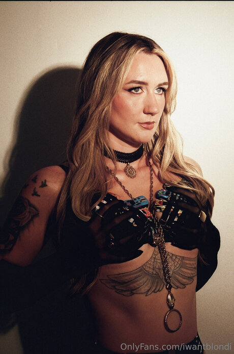 Iwantblondi star sexy photos