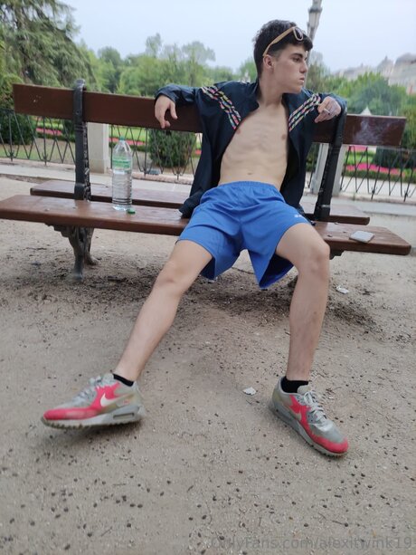 Alexitwink19 exclusive model image