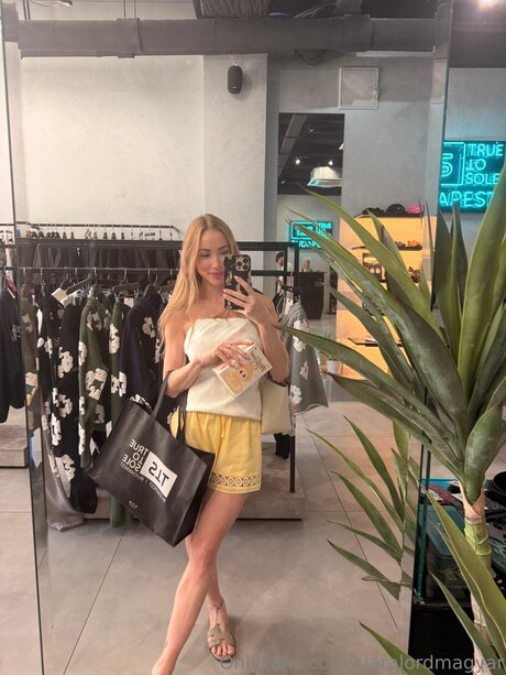 Kiaralordmagyar naked model image