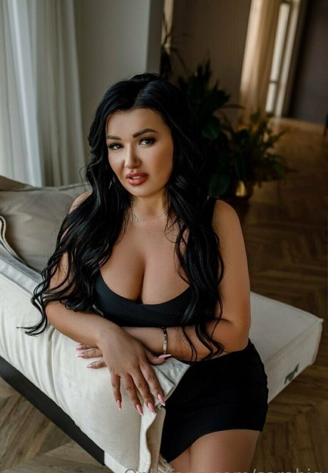 sarabig model adult image