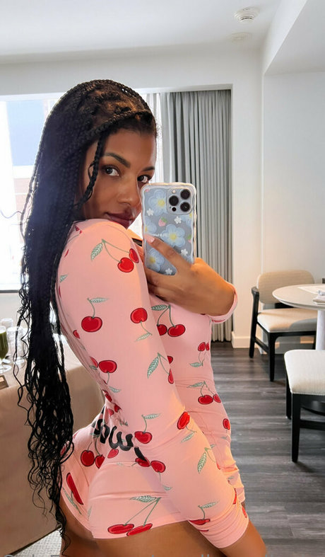 carolinneoliveirafree nude model picture