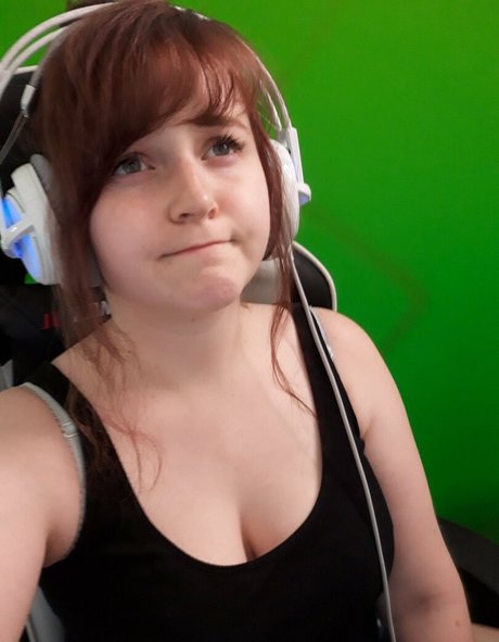 Holiwhirl model naked photos