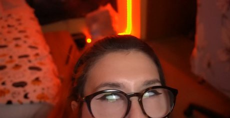 Emilyuwo model nude pic