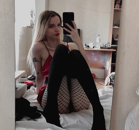 mobyrei star naked picture