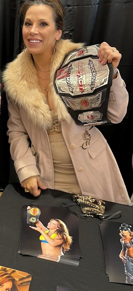 Mickie James model high quality pic