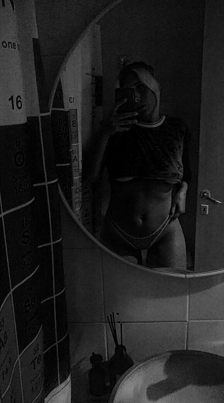 angelbetween model erotic picture