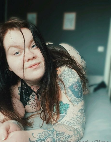 queenrixu7free nude actress pic