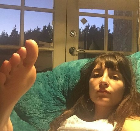 Allison Raskin model nice pics