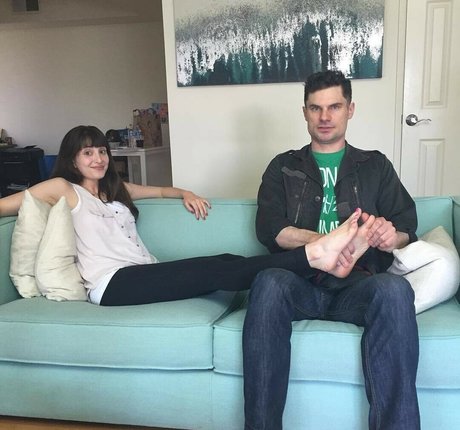 Allison Raskin hot actress photo