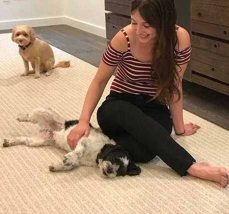 Allison Raskin exclusive actress picture