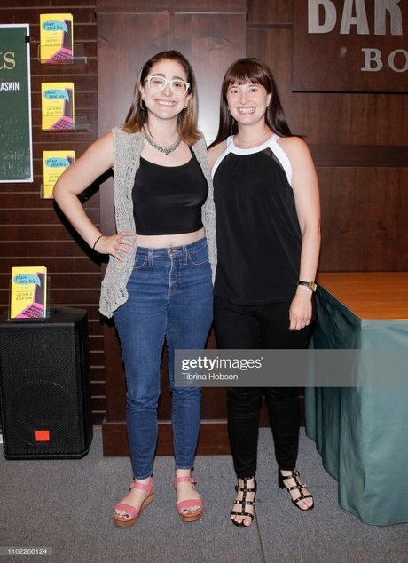 Allison Raskin model top photo