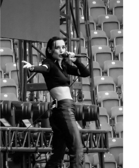 Jehnny Beth star pretty gallery