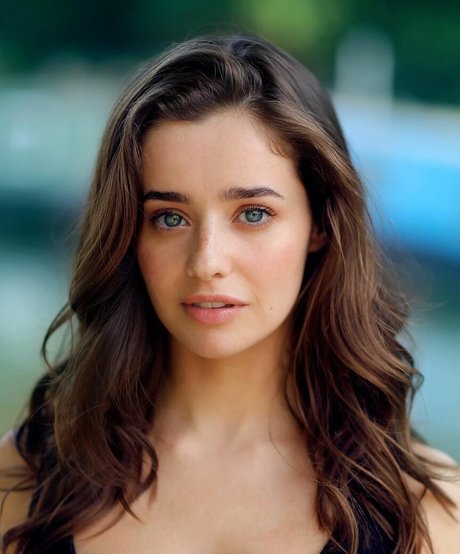 Holly Earl pornstar images