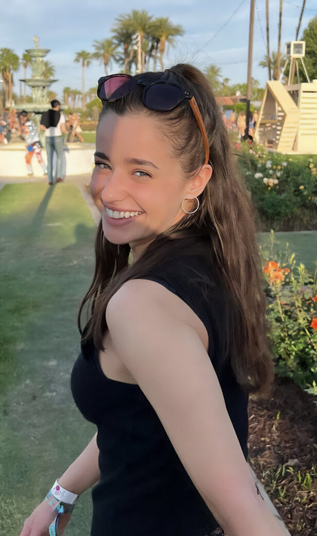 Holly Earl model nude photo