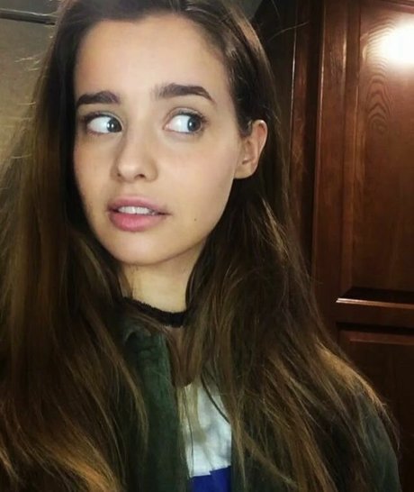 Holly Earl free model pictures