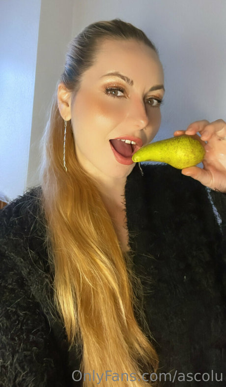 Ascolu NFT pretty actress img