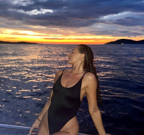 Lottie Loves ASMR model top picture