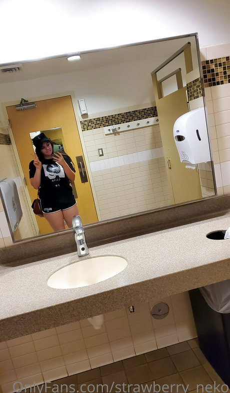 aikoblissfree beautiful model picture