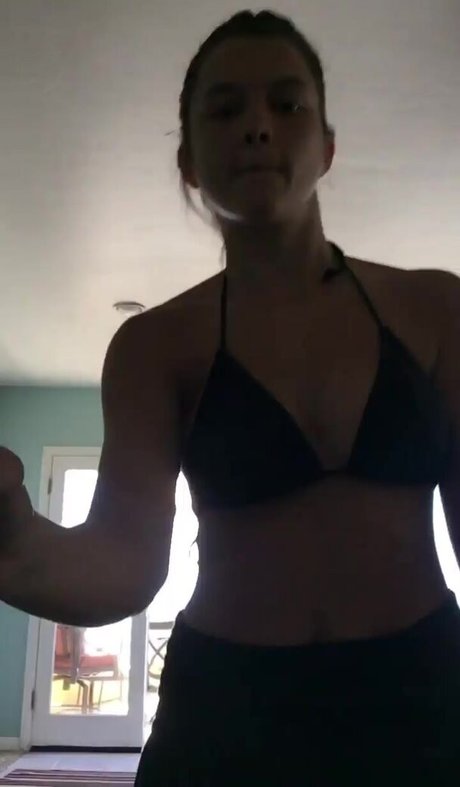 Chloe East top star photos