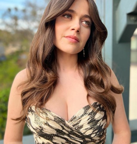 Molly Gordon hd actress pic