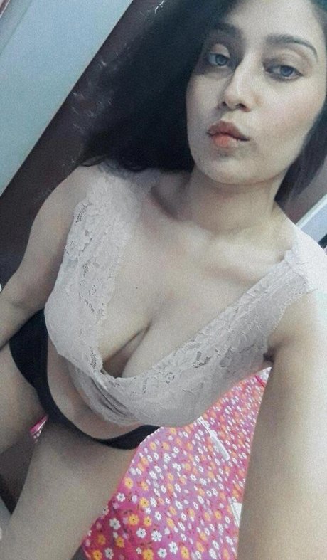 farihapriyam sexy model pic