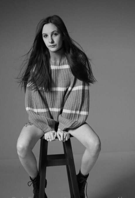 novaseren adult model image