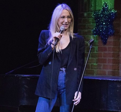 Nikki Glaser xxx model pics