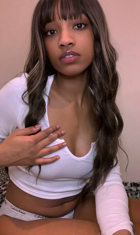 carebearelle model naked picture