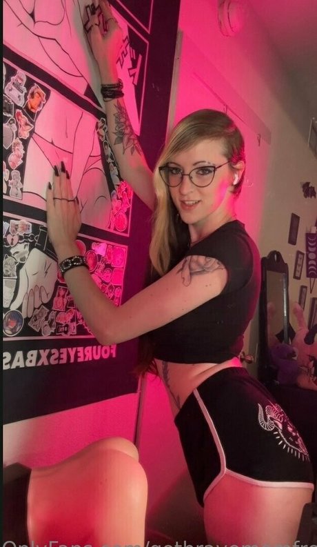 gothravemomfree model hot photo