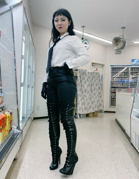 Mistress Orchid model nude pic