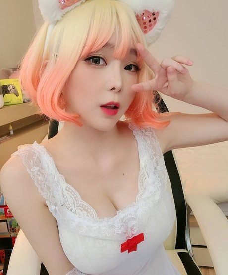 Sunha cos model art gallery