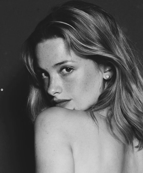 Camille Yolaine naked model images