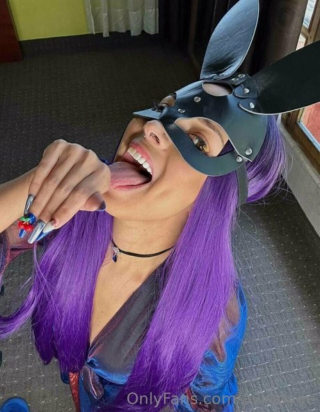 avislovee model art gallery