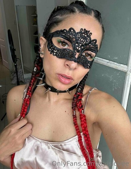 avislovee nude star image