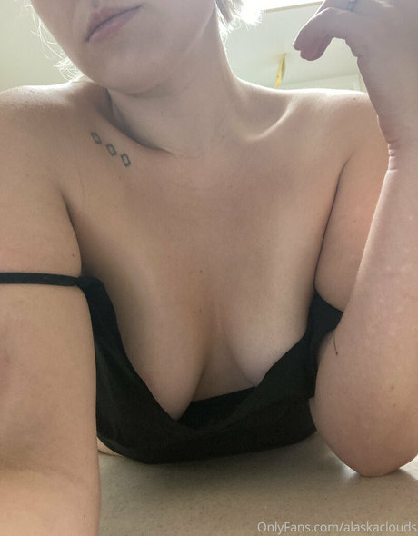 alaskaclouds naked pornstar img