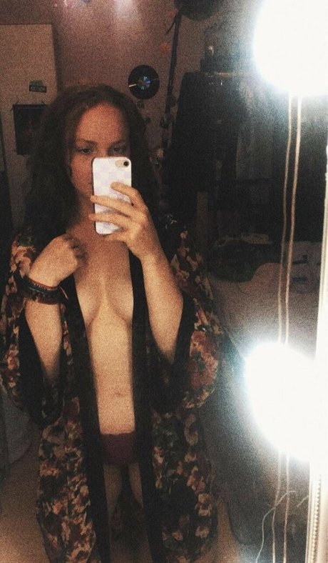 robinginger nude actress pic