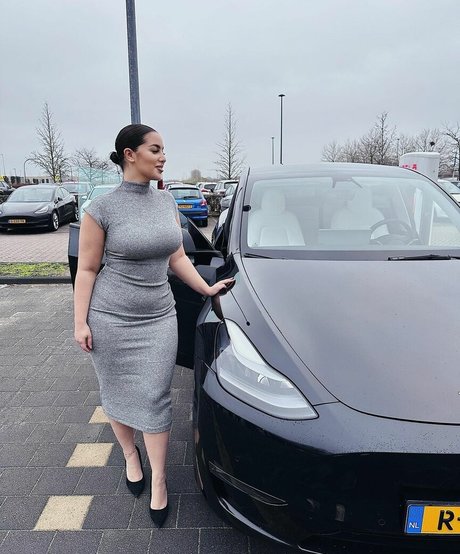 Zina Hadid art star pictures