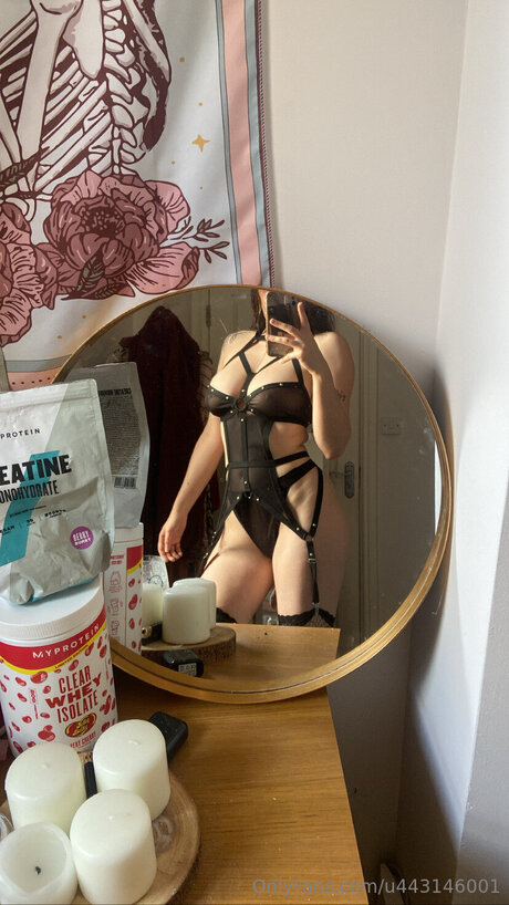 U443146001 exclusive actress picture