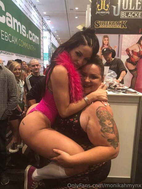 Monikamynx69 porn model pic