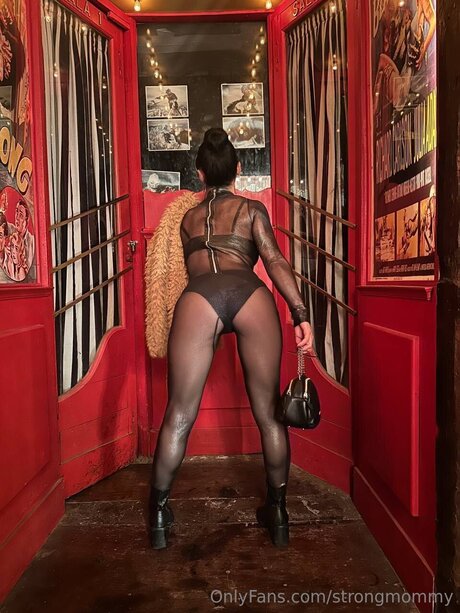 Strongmommy model pretty img