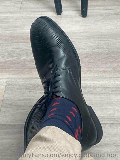 Enjoy Body And Foot beautiful actress pics