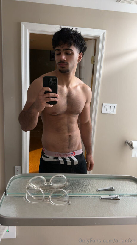 Arianfzn naked star pic