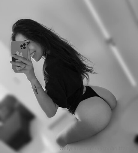 Alisonanittaonly model top pic