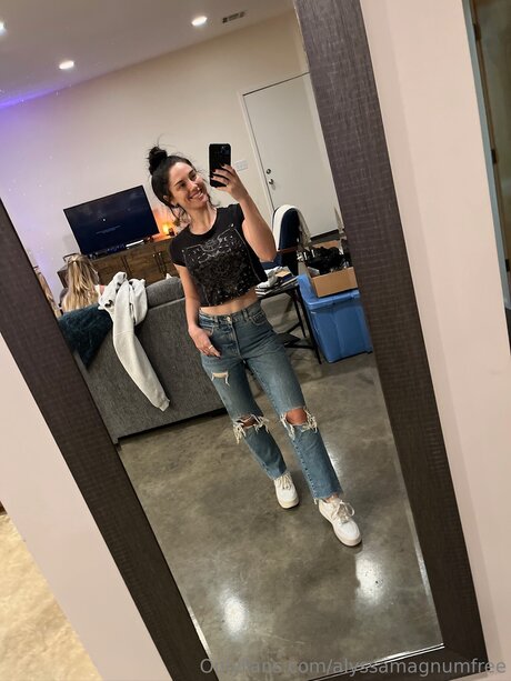 Alyssamagnumfree model erotic photo