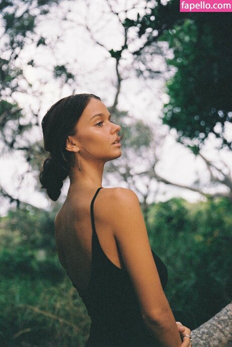 Chloe Campbell sexy actress pic