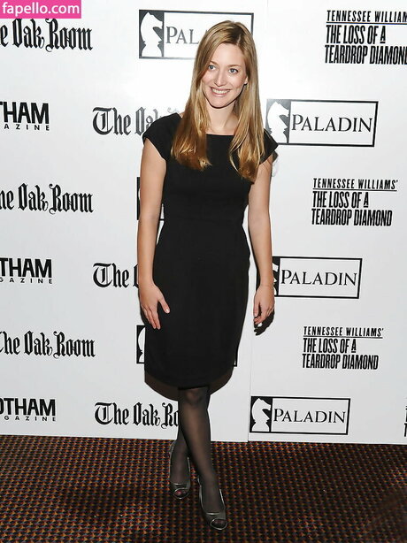 Zoe Perry naked model picture